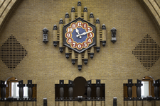 845110 Afbeelding van de porseleinen klok in de hal van het voormalige Hoofdpostkantoor (Neude 11) te Utrecht.
